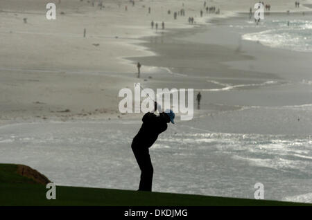 11 févr. 2007 - Pebble Beach, CA, USA - Beau temps enfin prévalu comme JOHN MALLINGER hits son second coup sur le 9ème trou à Pebble Beach au cours de la ronde finale de l'AT&T Pebble Beach National Pro-Am a tenu à Pebble Beach le dimanche 11 février, 2007. Phil Mickelson a gagné avec un score de 20 sous-alinéa Mallinger a terminé troisième. (Crédit Image : © Dan Honda/Contra Costa Times/ZUMA Pr Banque D'Images