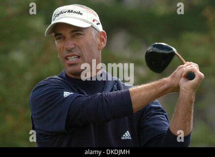 11 févr. 2007 - Pebble Beach, CA, USA - COREY PAVIN, regarde son lecteur sur le 11e trou à Pebble Beach au cours de la ronde finale de l'AT&T Pebble Beach National Pro-Am a tenu à Pebble Beach le dimanche 11 février, 2007. Phil Mickelson a gagné avec un score de 20 sous-alinéa 6e ex aequo Pavin. (Crédit Image : © Dan Honda/Contra Costa Times/ZUMA Press) RESTRICTIONS : USA DROITS tabloïds OUT ! Banque D'Images