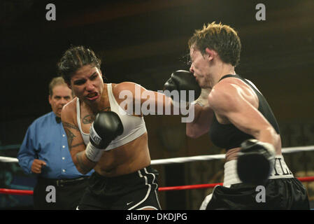 Feb 14, 2007 - Las Vegas, NV, USA - Nevada boxe professionnelle à l'Orleans Hotel & Casino à Las Vegas. Les cartouches ont été 3 minute au lieu de 2 minutes. Le changement a été sectionnée par l'entreprise (Global Boxing Union) et la WBA (World Boxing Association). Les combattants de sexe féminin sont strugglin à se faire reconnaître leur sport sur le niveau Amateur pour être admis à Fort en th Banque D'Images