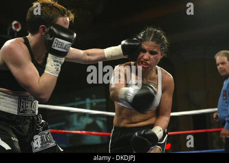 Feb 14, 2007 - Las Vegas, NV, USA - Nevada boxe professionnelle à l'Orleans Hotel & Casino à Las Vegas. Les cartouches ont été 3 minute au lieu de 2 minutes. Le changement a été sectionnée par l'entreprise (Global Boxing Union) et la WBA (World Boxing Association). Les combattants de sexe féminin sont strugglin à se faire reconnaître leur sport sur le niveau Amateur pour être admis à Fort en th Banque D'Images