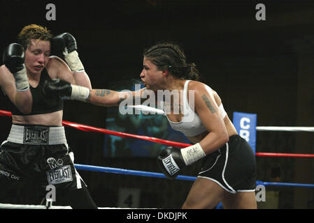 Feb 14, 2007 - Las Vegas, NV, USA - Nevada boxe professionnelle à l'Orleans Hotel & Casino à Las Vegas. Les cartouches ont été 3 minute au lieu de 2 minutes. Le changement a été sectionnée par l'entreprise (Global Boxing Union) et la WBA (World Boxing Association). Les combattants de sexe féminin sont strugglin à se faire reconnaître leur sport sur le niveau Amateur pour être admis à Fort en th Banque D'Images