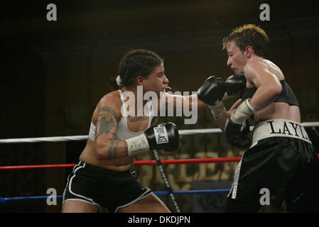 Feb 14, 2007 - Las Vegas, NV, USA - Nevada boxe professionnelle à l'Orleans Hotel & Casino à Las Vegas. Les cartouches ont été 3 minute au lieu de 2 minutes. Le changement a été sectionnée par l'entreprise (Global Boxing Union) et la WBA (World Boxing Association). Les combattants de sexe féminin sont strugglin à se faire reconnaître leur sport sur le niveau Amateur pour être admis à Fort en th Banque D'Images