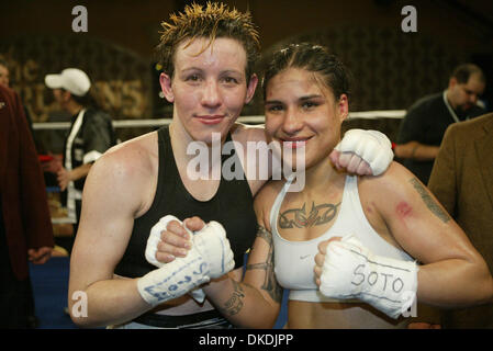 Feb 14, 2007 - Las Vegas, NV, USA - Nevada boxe professionnelle à l'Orleans Hotel & Casino à Las Vegas. Les cartouches ont été 3 minute au lieu de 2 minutes. Le changement a été sectionnée par l'entreprise (Global Boxing Union) et la WBA (World Boxing Association). Les combattants de sexe féminin sont strugglin à se faire reconnaître leur sport sur le niveau Amateur pour être admis à Fort en th Banque D'Images