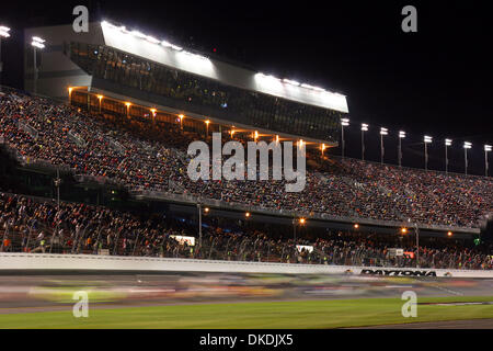 16 févr. 2007 - Daytona Beach, FL, USA - Camions passé flou les peuplements au cours de la série Craftsman Truck Chevy Silverado HD 250 course à Daytona International Speedway de Daytona Beach, Floride le Vendredi, 16 février 2007. (Crédit Image : © Gregg Pachkowski/Angel Pachkowski /ZUMA Press) Banque D'Images