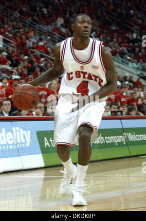 Feb 18, 2007 - Raleigh, NC, USA - Collège Basket-ball de NCAA North Carolina State Wolfpack (4) COURTNEY FELLS comme les North Carolina State Wolfpack battre les Virginia Tech Hokies avec un score final de 81-56 comme ils ont joué à la RBC Centre situé à Raleigh. (Crédit Image : © Jason Moore/ZUMA Press) Banque D'Images