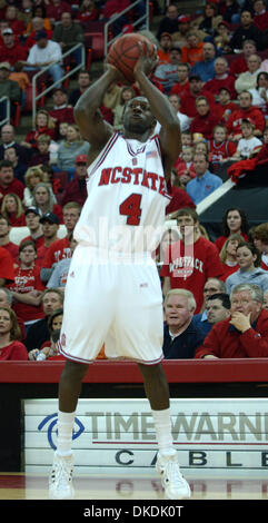 Feb 18, 2007 - Raleigh, NC, USA - Collège Basket-ball de NCAA North Carolina State Wolfpack (4) COURTNEY FELLS comme les North Carolina State Wolfpack battre les Virginia Tech Hokies avec un score final de 81-56 comme ils ont joué à la RBC Centre situé à Raleigh. (Crédit Image : © Jason Moore/ZUMA Press) Banque D'Images