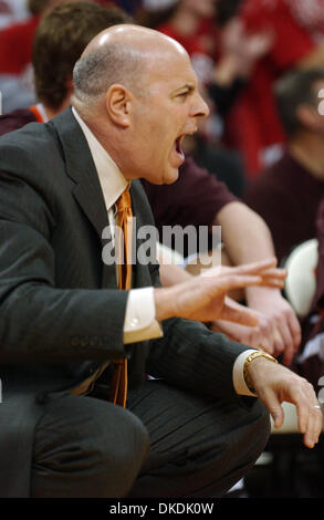 Feb 18, 2007 - Raleigh, NC, USA - Collège Basket-ball de NCAA Virginia Tech Hokies SETH GREENBERG est entraîneur-chef que l'courtside North Carolina State Wolfpack battre les Virginia Tech Hokies avec un score final de 81-56 comme ils ont joué à la RBC Centre situé à Raleigh. (Crédit Image : © Jason Moore/ZUMA Press) Banque D'Images