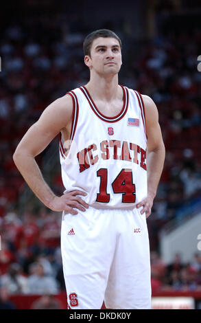 Feb 18, 2007 - Raleigh, NC, USA - Collège Basket-ball de NCAA North Carolina State Wolfpack (14) ENGIN ATSUR comme les North Carolina State Wolfpack battre les Virginia Tech Hokies avec un score final de 81-56 comme ils ont joué à la RBC Centre situé à Raleigh. (Crédit Image : © Jason Moore/ZUMA Press) Banque D'Images