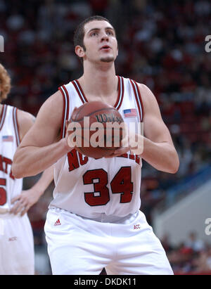 Feb 18, 2007 - Raleigh, NC, USA - Collège Basket-ball de NCAA North Carolina State Wolfpack (34) Ben McCAULEY comme les North Carolina State Wolfpack battre les Virginia Tech Hokies avec un score final de 81-56 comme ils ont joué à la RBC Centre situé à Raleigh. (Crédit Image : © Jason Moore/ZUMA Press) Banque D'Images