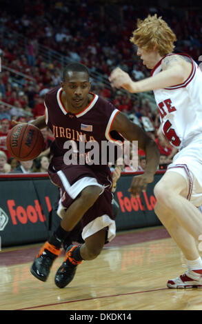 Feb 18, 2007 - Raleigh, NC, USA - Collège Basket-ball de NCAA Virginia Tech Hokies ZABIAN DOWDELL (1) disques durs au panier comme les North Carolina State Wolfpack battre les Virginia Tech Hokies avec un score final de 81-56 comme ils ont joué à la RBC Centre situé à Raleigh. (Crédit Image : © Jason Moore/ZUMA Press) Banque D'Images