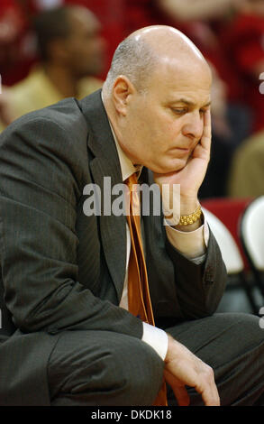 Feb 18, 2007 - Raleigh, NC, USA - Collège Basket-ball de NCAA Virginia Tech Hokies SETH GREENBERG est entraîneur-chef que l'courtside North Carolina State Wolfpack battre les Virginia Tech Hokies avec un score final de 81-56 comme ils ont joué à la RBC Centre situé à Raleigh. (Crédit Image : © Jason Moore/ZUMA Press) Banque D'Images