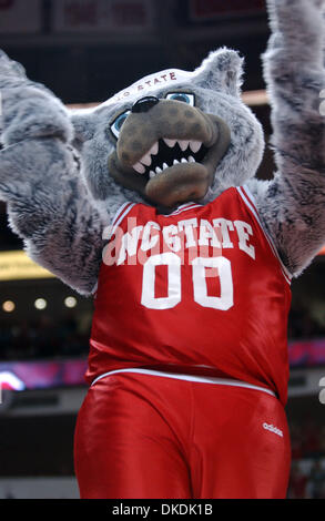 Feb 18, 2007 - Raleigh, NC, USA - Collège Basket-ball de NCAA North Carolina State Wolfpack Mascot montre son esprit d'école comme les North Carolina State Wolfpack battre les Virginia Tech Hokies avec un score final de 81-56 comme ils ont joué à la RBC Centre situé à Raleigh. (Crédit Image : © Jason Moore/ZUMA Press) Banque D'Images