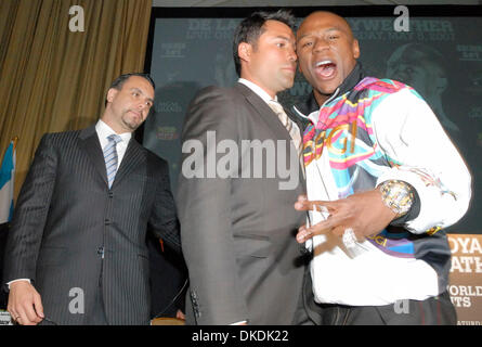 Feb 20, 2007 - New York, NY, USA - Boxer/promoteur OSCAR DE LA HOYA et Floyd Mayweather Jr. réchauffer l'atmosphère au cours de leur premier arrêt dans NYC sur leur 11 city press tour promouvoir leur mai 5e mega lutte au MGM Grand Garden Arena. En ce qui a déjà établi des records pour la porte 'live', ce combat est prévu de briser tous les records de pay-per-view. (Crédit Image : © Rob DeLorenzo/ZUMA Banque D'Images