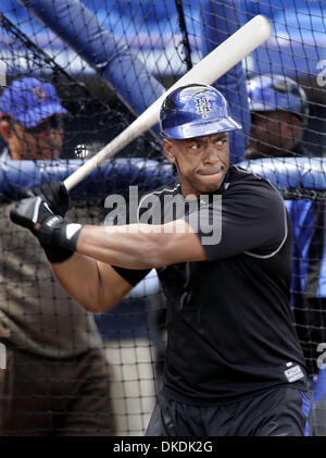 20 févr. 2007 - Port Saint Lucie, FL, USA - New York Mets joueur JULIO FRANCO a pris la pratique au bâton durant la matinée d'entraînement à la tradition Domaine à Port Saint Lucie mardi. (Crédit Image : © Paul J. Milette/Palm Beach Post/ZUMA Press) RESTRICTIONS : USA DROITS Tabloïd OUT ! Banque D'Images