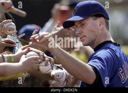 20 févr. 2007 - Port Saint Lucie, FL, USA - New York Mets pitcher TOM GLAVINE, signe des autographes pour les fans après les exercices du matin au domaine de la tradition à Port Saint Lucie mardi. (Crédit Image : © Paul J. Milette/Palm Beach Post/ZUMA Press) RESTRICTIONS : USA DROITS Tabloïd OUT ! Banque D'Images