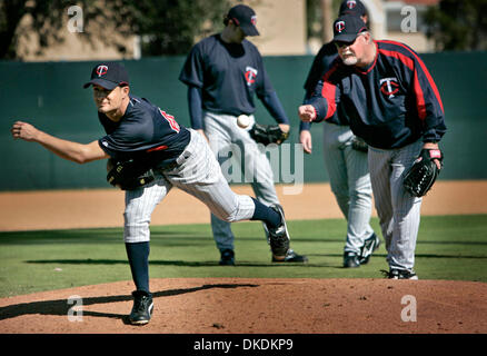 19 févr. 2007 - Fort Myers, FL, USA - "Trouver la balle, Minnesota Twins' manager RON GARDENHIRE dit, comme il lance une balle de baseball à l'arrière du lanceur MIKE VENAFRO durant un exercice de mise à l'entraînement de printemps, mardi, à la Lee County Sports Complex.(Image Crédit : © David Joles/Minneapolis Star Tribune/ZUMA Press) RESTRICTIONS : USA DROITS Tabloïd OUT ! Banque D'Images