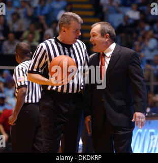 21 févr. 2007 - Chapel Hill, NC, USA - Collège Basket-ball de NCAA North Carolina State Wolfpack Entraîneur adjoint MONTE TOWE prend le relais comme l'entraîneur-chef de l'entraîneur-chef après SIDNEY LOWE a été transporté à l'hôpital, dans la seconde moitié après avoir conduit de cheminée et la déshydratation symptômes comme la Carolina Tarheels battre les North Carolina State Wolfpack avec un score final de 83-64 en tant qu'elles ont joué dans la Banque D'Images