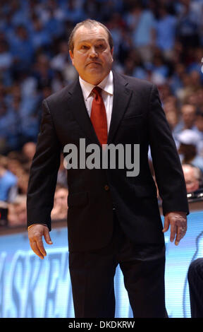 21 févr. 2007 - Chapel Hill, NC, USA - Collège Basket-ball de NCAA North Carolina State Wolfpack Entraîneur adjoint MONTE TOWE prend le relais comme l'entraîneur-chef de l'entraîneur-chef après Sidney Lowe a été transporté à l'hôpital, dans la seconde moitié après avoir conduit de cheminée et la déshydratation symptômes comme la Carolina Tarheels battre les North Carolina State Wolfpack avec un score final de 83-64 en tant qu'elles ont joué dans la Banque D'Images