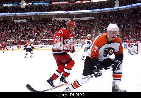 Feb 22, 2007 - Raleigh, NC, USA - NHL Hockey : les Hurricanes de la Caroline (24) SCOTT WALKER cherche à prendre le contrôle de la rondelle de Flyers de Philadelphie (17) Jeff Carter comme les Hurricanes de la Caroline battre les Flyers de Philadelphie dans les heures supplémentaires avec un score final de 3-2 comme ils ont joué le RBC Center situé à Raleigh. (Crédit Image : © Jason Moore/ZUMA Press) Banque D'Images