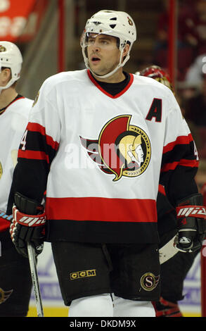 Feb 28, 2007 - Raleigh, NC, USA - Sénateurs d'Ottawa (4) CHRIS PHILLIPS comme les sénateurs d'Ottawa a battu les Hurricanes de la Caroline 4-2 comme ils ont joué le RBC Center situé à Raleigh. (Crédit Image : © Jason Moore/ZUMA Press) Banque D'Images