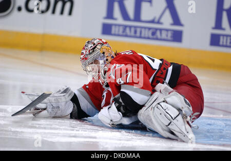 Feb 28, 2007 - Raleigh, NC, USA - le gardien des Hurricanes de la Caroline JOHN GRAHAME s'étend avant le début de la deuxième période que les sénateurs d'Ottawa a battu les Hurricanes de la Caroline 4-2 comme ils ont joué le RBC Center situé à Raleigh. (Crédit Image : © Jason Moore/ZUMA Press) Banque D'Images