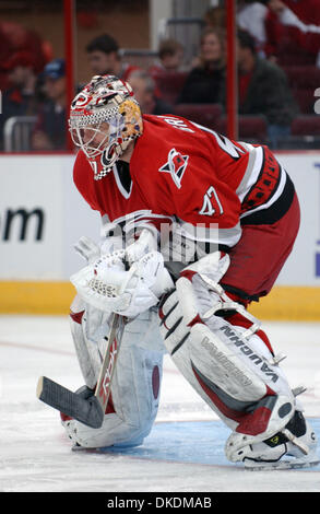 Feb 28, 2007 - Raleigh, NC, USA - le gardien des Hurricanes de la Caroline JOHN GRAHAME garde l'objectif que les sénateurs d'Ottawa a battu les Hurricanes de la Caroline 4-2 comme ils ont joué le RBC Center situé à Raleigh. (Crédit Image : © Jason Moore/ZUMA Press) Banque D'Images