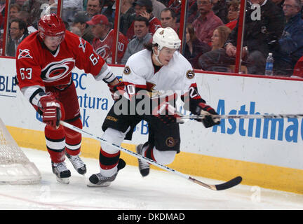 Feb 28, 2007 - Raleigh, NC, USA - les Hurricanes de la Caroline (63) JOSEF VASICEK en action avec Antoine Vermette comme les sénateurs d'Ottawa Les Sénateurs d'Ottawa a battu les Hurricanes de la Caroline 4-2 comme ils ont joué le RBC Center situé à Raleigh. (Crédit Image : © Jason Moore/ZUMA Press) Banque D'Images