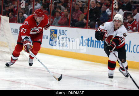 Feb 28, 2007 - Raleigh, NC, USA - les Hurricanes de la Caroline (63) JOSEF VASICEK en action avec Antoine Vermette comme les sénateurs d'Ottawa Les Sénateurs d'Ottawa a battu les Hurricanes de la Caroline 4-2 comme ils ont joué le RBC Center situé à Raleigh. (Crédit Image : © Jason Moore/ZUMA Press) Banque D'Images