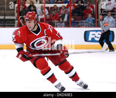 Feb 28, 2007 - Raleigh, NC, USA - les Hurricanes de la Caroline (17) ROD BRIND'AMOUR comme les sénateurs d'Ottawa a battu les Hurricanes de la Caroline 4-2 comme ils ont joué le RBC Center situé à Raleigh. (Crédit Image : © Jason Moore/ZUMA Press) Banque D'Images