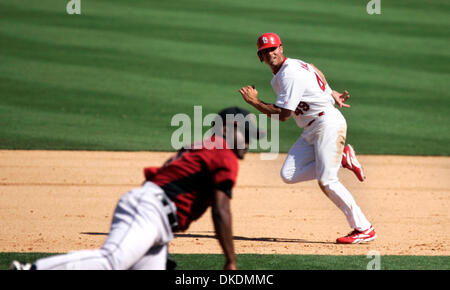 Mar 05, 2007 - Jupiter, en Floride, USA - St. Louis Cardinals' RICK ANKIEL (à droite) s'exécute à un deuxième projet de base pendant un stage de printemps match contre les Astros de Houston, cet après-midi à Roger Dean Stadium. (Crédit Image : © Bruce R. Bennett/Palm Beach Post/ZUMA Press) RESTRICTIONS : USA DROITS Tabloïd OUT ! Banque D'Images