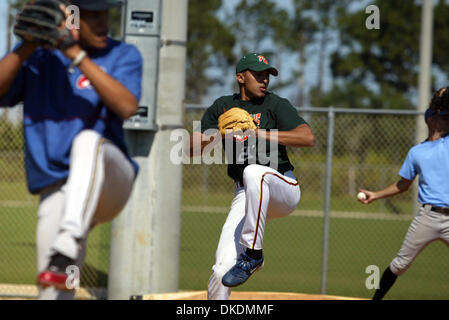 Mar 05, 2007 - Jupiter, en Floride, USA - les Marlins tenaient leur ouvrir tryouts d'aujourd'hui. Ici, WILLIAM LABASTA ( à gauche) de la République dominicaine et GERARDO VALERA (centre) du Venezuela montrer leurs compétences de tangage. (Crédit Image : © Bruce R. Bennett/Palm Beach Post/ZUMA Press) RESTRICTIONS : USA DROITS Tabloïd OUT ! Banque D'Images