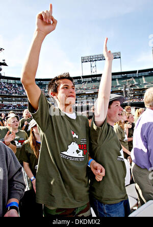 Zachary Lim,15, et Mike Wright,16,les membres de l'église communautaire de navigateurs dans Half Moon Bay cheer comme le culte, sans entrave de la bande joue au cri à San Francisco samedi. John Green/San Mateo County Times Banque D'Images