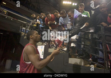 Mar 13, 2007 - Sacramento, CA, USA - Basket-ball de NCAA : ANTONIO CHAVERS de Washington State University signe là son chapeau pour Malik (Gantt cq-l'âge de 13 ans) de Del Paso Heights au cours de mercredi après-midi la pratique avant le 1er tour de l'ouest du championnat de basket-ball de NCAA à régional Arco Arena. (Crédit Image : © Jose Luis Villegas/Sacramento Bee/ZUMA Press) RESTRICTIONS : USA Tabl Banque D'Images