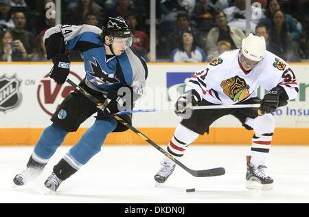 Mar 13, 2007 - San Jose, CA, USA - Les requins PATRICK RISSMILLER batailles les Blackhawks JEFF HAMILTON pour la rondelle au cours de la deuxième période de leur jeu le mardi 13 mars 2007 à San Jose, Californie. (Crédit Image : © Aric Crabb/Oakland Tribune/ZUMA Press) RESTRICTIONS : USA DROITS Tabloïd OUT ! Banque D'Images
