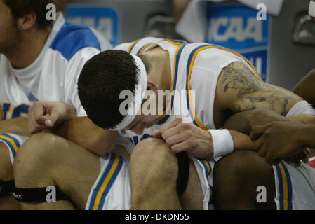 Mar 17, 2007 - Sacramento, CA, USA - LORENZO MATA incline la tête comme un coéquipier va à la ligne à la fin de la 2ème moitié de leur jeu au cours de la NCAA Men's Basketball Tournament à Arco Arena, Sacramento. Les Bruins, défait les Hoosiers 54-49. (Crédit Image : © Patrick Bryan/Sacramento Bee/ZUMA Press) RESTRICTIONS : USA DROITS Tabloïd OUT ! Banque D'Images