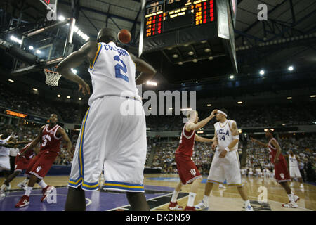 Mar 17, 2007 - Sacramento, CA, USA - UCLA Darren Collison passe le ballon à ses coéquipiers dans la 2e moitié de leur jeu au cours de la NCAA Men's Basketball Tournament à Arco Arena, Sacramento. Les Bruins, défait les Hoosiers 54-49. (Crédit Image : © Patrick Bryan/Sacramento Bee/ZUMA Press) RESTRICTIONS : USA DROITS Tabloïd OUT ! Banque D'Images