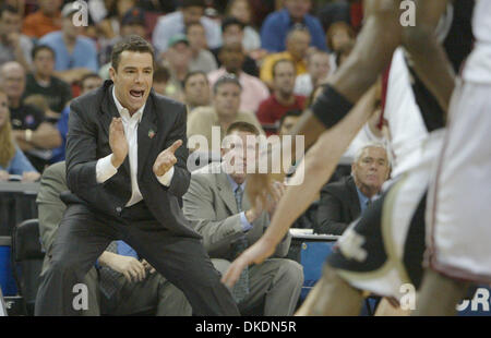 Mar 17, 2007 - Sacramento, CA, USA - Tony Bennett hurle instructilons à son équipe dans la 2e moitié de leur jeu à la NCAA Men's Basketball Tournament à Arco Arena, Sacramento. (Crédit Image : © Patrick Bryan/Sacramento Bee/ZUMA Press) RESTRICTIONS : USA DROITS Tabloïd OUT ! Banque D'Images