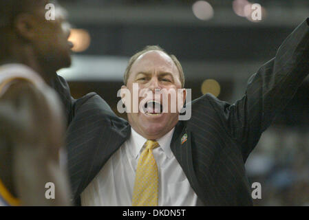 Mar 17, 2007 - Sacramento, CA, USA - entraîneur-chef de l'UCLA BEN HOWLAND célèbre sa victoire de leur jeu à la NCAA Men's Basketball Tournament à Arco Arena, Sacramento, veau. (Crédit Image : © Patrick Bryan/Sacramento Bee/ZUMA Press) RESTRICTIONS : USA DROITS Tabloïd OUT ! Banque D'Images