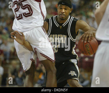 Mar 17, 2007 - Sacramento, CA, USA - # 32 Vanderbilt pour favoriser les lecteurs SHAN balle contre # 25 KYLE WEAVER dans le 1er semestre de leur jeu à la NCAA Men's Basketball Tournament à Arco Arena, Sacramento, veau. Jeudi, 15 mars 2007. (Crédit Image : © Patrick Bryan/Sacramento Bee/ZUMA Press) RESTRICTIONS : USA DROITS Tabloïd OUT ! Banque D'Images