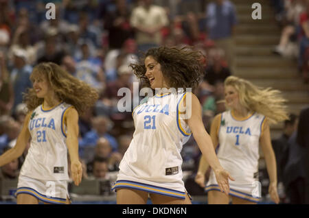 Mar 17, 2007 - Sacramento, CA, USA - UCLA cheerleaders durant la 2e moitié du samedi après-midi 2ème tour du championnat de basket-ball de NCAA Men's World entre UCLA et à l'Indiana Arco Arena de Sacramento, en Californie. (Crédit Image : © Jose Luis Villegas/Sacramento Bee/ZUMA Press) RESTRICTIONS : USA DROITS Tabloïd OUT ! Banque D'Images