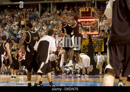 Mar 17, 2007 - Sacramento, CA, USA - Commodores SHAN FOSTER (centre gauche) et son coéquipier JERMAINE BEAL sauter de joie après la victoire 78-74 samedi après-midi dans le 2ème tour du championnat de basket-ball de NCAA Hommes Valderbilt entre régionaux et l'état de Washington à l'Arco Arena de Sacramento, en Californie. (Crédit Image : © Jose Luis Villegas/Sacramento Bee/ZUMA Press) RESTRICTIONS Banque D'Images