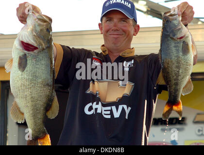 Mar 17, 2007 - Antioche, CA, USA - le dernier jour de la Wal-Mart FLW Series, Tournoi de pêche basse professionnel MICHAEL ROOKE, de Lake Havasu City, AZ, montre deux grande basse à la pesée tenue à l'Antioche Wal-Mart le Samedi, 17 mars 2007, à Antioche, Californie Rooke a remporté la première place et 100 000 $ en attrapant 20 bass avec un poids total de 93 lb 5 oz. Après quatre jours de bass Banque D'Images