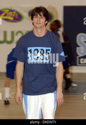 Mar 24, 2007 - Wilmington, NC, USA - l'acteur James Lafferty fait une apparition à la One Tree Hill charity match de basket-ball au profit de la Wilmington YMCA, Scholorship Devils Cape Fear, fonds et Mlle Hannah Smith qui souffre de palsey cerebal quadriplégique. Le jeu a eu lieu le Schwartz Center avec plus de 3 000 participants, de voyager aussi loin que la Thaïlande. (Crédit Image : Banque D'Images