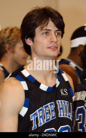 Mar 24, 2007 - Wilmington, NC, USA - l'acteur James Lafferty fait une apparition à la One Tree Hill charity match de basket-ball au profit de la Wilmington YMCA, Scholorship Devils Cape Fear, fonds et Mlle Hannah Smith qui souffre de palsey cerebal quadriplégique. Le jeu a eu lieu le Schwartz Center avec plus de 3 000 participants, de voyager aussi loin que la Thaïlande. (Crédit Image : Banque D'Images