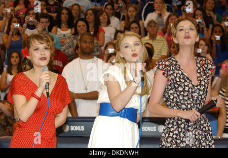 Mar 24, 2007 - Wilmington, NC, USA : (L-R), actrice Bethany Joy GALEOTTI, Hilarie Burton ELISABETH HARNOIS et chanter l'hymne national à l'One Tree Hill charity match de basket-ball au profit de la Wilmington YMCA, Scholorship Devils Cape Fear, fonds et Mlle Hannah Smith qui souffre de palsey cerebal quadriplégique. Le jeu a eu lieu le Schwartz Center avec plus de 3 000 participants Banque D'Images