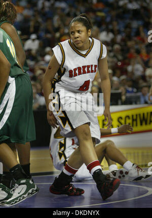 Mar 24, 2007 - Sacramento, CA, USA -# 4 pour Berkeley DOMINIQUE WILLIAMS-MCNAC donne un signifie regarder en arrière à la Poly Long Beach les joueurs qui a poussé sa coéquipière dans l'arrière-plan. Au cours de la Berkeley et Poly Section 1 jeu. Match de championnat de basket-ball d'État caf à l'Arco Arena, 24 mars 2007. (Crédit Image : © Patrick Bryan/Sacramento Bee/ZUMA Press) RESTRICTIONS : USA Tabloid de l'homme O Banque D'Images