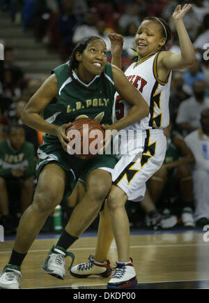 Mar 24, 2007 - Sacramento, CA, USA - # 21 pour Long Beach, BRETAGNE WHITEHURST durs pour le cerceau avec n° 5 pour Berkeley MARSHELLA RYAN défendant dans la 2e moitié. Au cours de la Berkeley et Poly Section 1 jeu. Match de championnat de basket-ball d'État caf à l'Arco Arena, 24 mars 2007. (Crédit Image : © Patrick Bryan/Sacramento Bee/ZUMA Press) RESTRICTIONS : USA DROITS Tabloïd OUT ! Banque D'Images