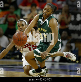 Mar 24, 2007 - Sacramento, CA, USA - # 22 pour Long Beach CANDICE NICHOLS plonge pour une balle lâche avec # 15 pour Berkeley ERICA WEBSTER dans la 2e moitié. Match de championnat de basket-ball d'État caf à l'Arco Arena, 24 mars 2007. (Crédit Image : © Patrick Bryan/Sacramento Bee/ZUMA Press) RESTRICTIONS : USA DROITS Tabloïd OUT ! Banque D'Images