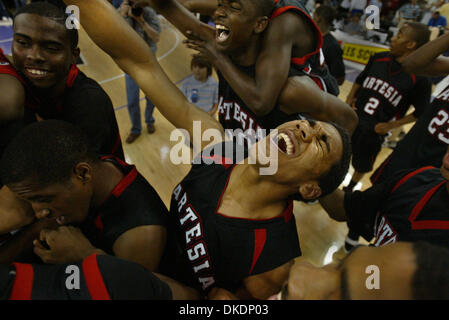 Mar 24, 2007 - Sacramento, CA, USA - # 5 pour Artesia, CAMILO VALENCIA célèbre avec les membres de l'équipe qu'ils ont remporté leur Division III jeu. Au cours de l'Évêque O'Dowd vs. Artesia CIF championnat de basket-ball de l'État partie à Arco Arena, 24 mars 2007. (Crédit Image : © Patrick Bryan/Sacramento Bee/ZUMA Press) RESTRICTIONS : USA DROITS Tabloïd OUT ! Banque D'Images
