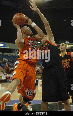 Mar 24, 2007 - Sacramento, CA, USA - McClymond's Frank Otis tire sur Fairfax Malcolm Camppbell au quatrième trimestre de l'CIF Division I Le Championnat de basket-ball garçons à Arco Arena de Sacramento. (Crédit Image : © Sean Connelley/Oakland Tribune/ZUMA Press) RESTRICTIONS : USA DROITS Tabloïd OUT ! Banque D'Images